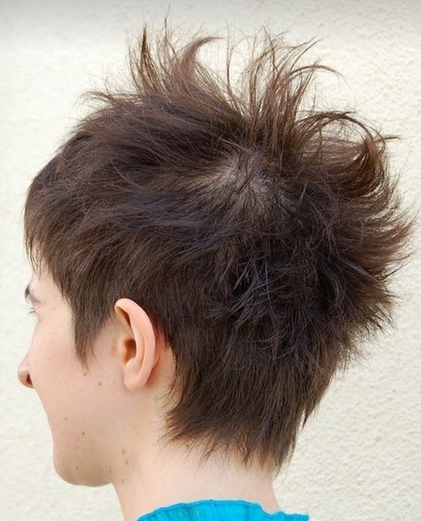 tył cieniowanej fryzury krótkiej, uczesanie damskie zdjęcie numer 88A